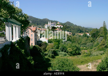 Blick über Dächer, die Placio nationalen Estremadura im Hintergrund. Sintra, in der Nähe von Lissabon, Portugal. Stockfoto