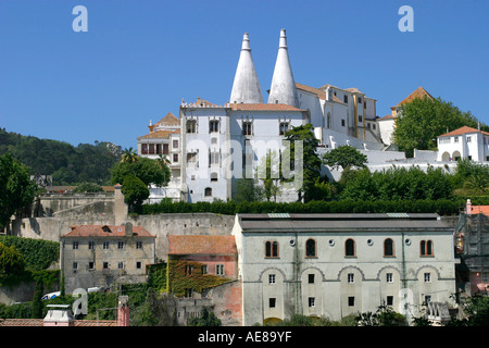 Blick über Dächer, die Placio nationalen Estremadura im Hintergrund. Sintra, in der Nähe von Lissabon, Portugal. Stockfoto