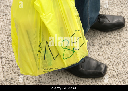 Frau, die kunststoff Warenkorb schließen bis England UK Vereinigtes Königreich GB Grossbritannien Stockfoto