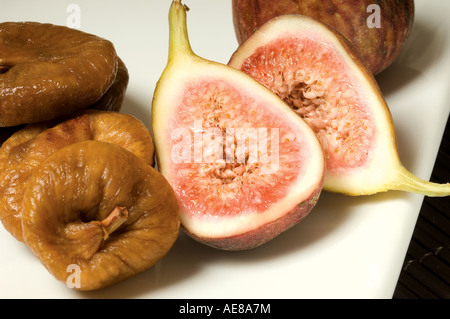 Nahaufnahme von frischen und getrockneten Feigen Ficus Carica Stockfoto