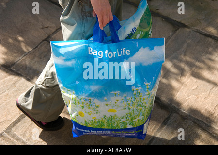 Nahaufnahme einer Frau mit einer wiederverwendbaren Einkaufstasche aus Plastik England Großbritannien Großbritannien Großbritannien Großbritannien Stockfoto