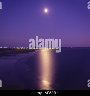 Blick von Süden über Saunton Sands Beach im Mondlicht mit Lichtern von Westward Ho und Instow North Devon County England Stockfoto