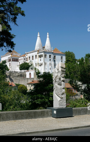 Eine Straße Skulptur mit der Placio nationalen Estremadura im Hintergrund. Sintra, Portugal. Stockfoto