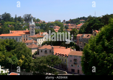 Blick über Dächer, das Rathaus und der Turm in Sintra, in der Nähe von Lissabon, Portugal. Stockfoto