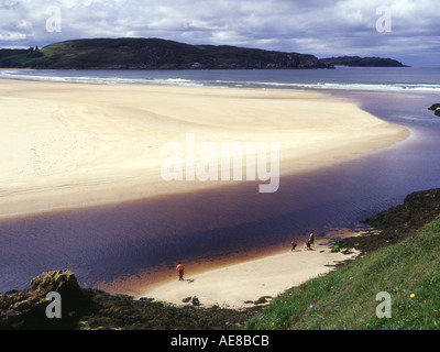 dh Torrisdale Bay BETTYHILL SUTHERLAND SCHOTTLAND Familienurlaub Menschen auf Sandstrand im Freien atemberaubende Strände Hochland Nordküste 500 großbritannien Stockfoto