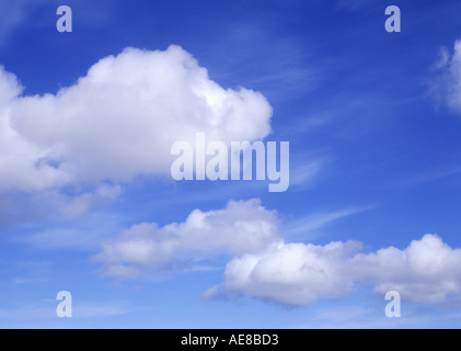 dh Wolken Himmel Wetter Puffy und Whispy weiße Wolken und blauer Himmel Stockfoto