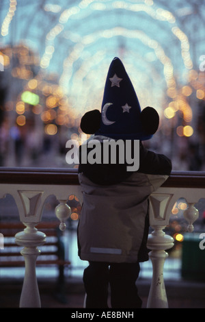 jungen stehen auf der Suche nach unten main street Usa mit Disney Hut auf, im Winter Stockfoto