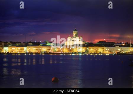 Der Dom am Senatsplatz über Süd-Hafen in Helsinki in der Abenddämmerung Stockfoto