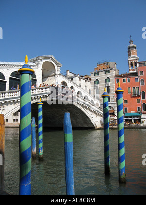 Die Rialtobrücke über den Canal Grande-Venedig-Italien Stockfoto