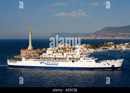 Fähre vorbei Madonnina del Porto Statue Hafen von Messina Insel Sizilien Italien Stockfoto