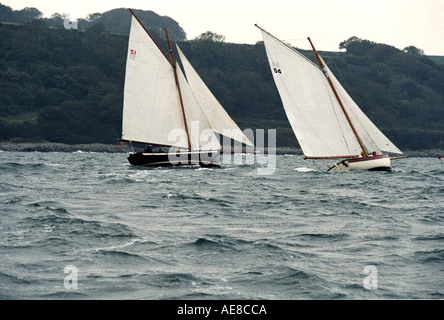 Zwei Rennen außerhalb des Hafens in Carrick Straßen Cornwall England Großbritannien Grossbritannien G Falmouth Arbeitsboote Stockfoto