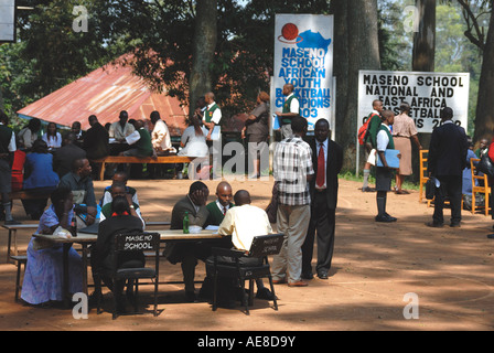 Eltern treffen mit Mitgliedern des Personals um den Fortschritt ihrer Söhne in Maseno School Kenia in Ostafrika zu besprechen Stockfoto