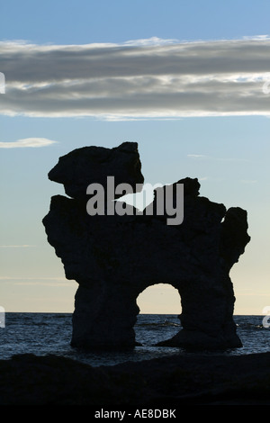 Natürliche Seastacks in Faro Gotland Rauks dieser Rauk genannt ist eines der berühmtesten stehend im Wasser Gamla Hamnøya Stockfoto