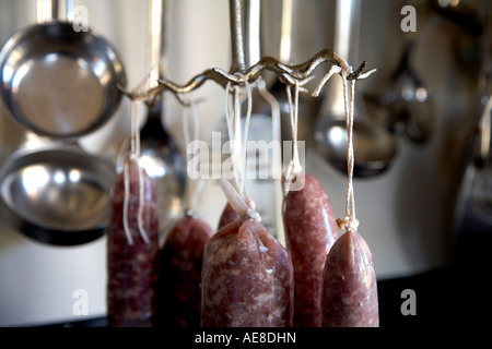 hausgemachte Salami, die alten traditionellen Metzger Haken hängen Stockfoto