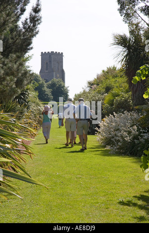 Passanten im alten Pfarrhaus Gärten Ost Ruston Norfolk UK Stockfoto