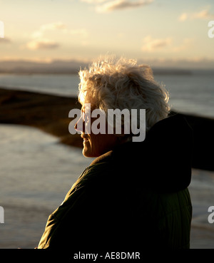 pensionierte Frau mit der Sonne auf ihrem Gesicht hinunter Stockfoto