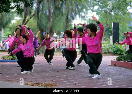 Morgen t Ai Chi im Lumphini Park Bangkok Thailand Stockfoto