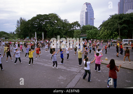 Trainieren Sie am frühen Morgen im Lumphini Park Bangkok Thailand Stockfoto