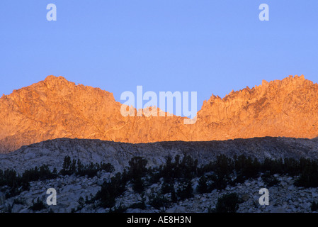 Gipfel über Schatz See in der John Muir Wilderness, Inyo National Forest, Sierra Nevada Bergkette, Kalifornien, USA Stockfoto