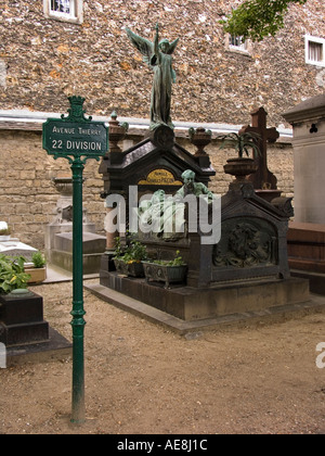 Karl Taube Familie Grab zeigt der französische Unternehmer und Erfinder im Bett mit seiner Frau Cimetière du Montparnasse Paris Stockfoto