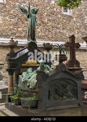 Karl Taube Familie Grab zeigt der französische Unternehmer und Erfinder im Bett mit seiner Frau Cimetière du Montparnasse Paris Stockfoto