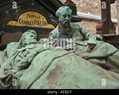 Karl Taube Familie Grab zeigt der französische Unternehmer und Erfinder im Bett mit seiner Frau Cimetière du Montparnasse Paris Stockfoto