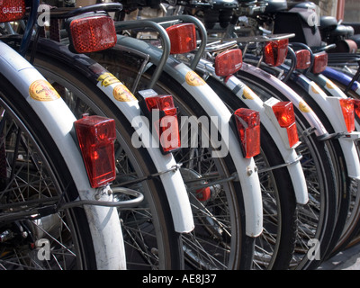 Reihe von Fahrrädern auf Bürgersteig vor Fahrradgeschäft Paris Frankreich Stockfoto