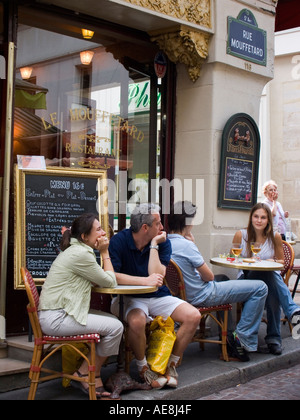 Menschen im Straßencafé links Rue Mouffetard 5. Arrondissement bank Paris Frankreich Stockfoto