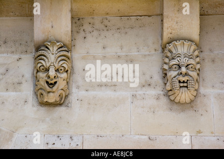 Detail der geschnitzten Gesichter auf Fassade des Pont Neuf Brücke Paris Frankreich Stockfoto