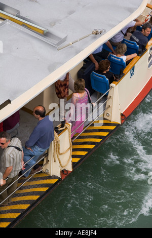 Draufsicht der Passagiere auf einem Vaporetto auf dem Canal von der Academia Brücke Venedig Italien Stockfoto