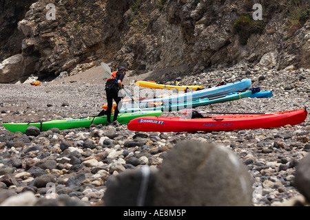 Frau mit Neoprenanzug gehen Kajak auf der Insel Santa Cruz, Channel Islands Nationalpark Stockfoto