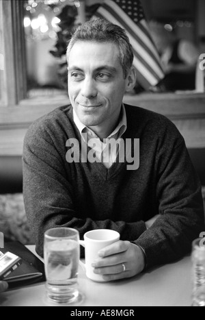 Kongressabgeordneten Rahm Emanuel im Coffeeshop auf der Nordwestseite von Chicago, Illinois. Stockfoto