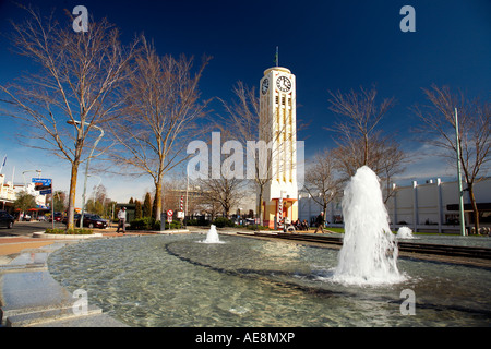 Hastings Stadt quadratische Uhrenturm und Brunnen Stockfoto