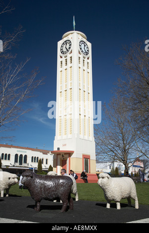 Hastings Stadt quadratische Uhrenturm und Schafe Skulpturen Stockfoto