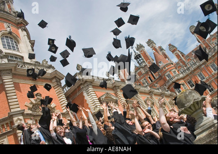 Graduierenden werfen Hüte 4 Stockfoto