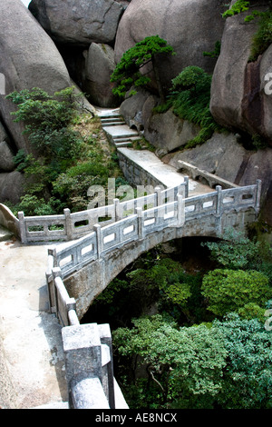 Steinerne Brücke in der Nähe von Lotus Peak Huangshan Mountains China Stockfoto