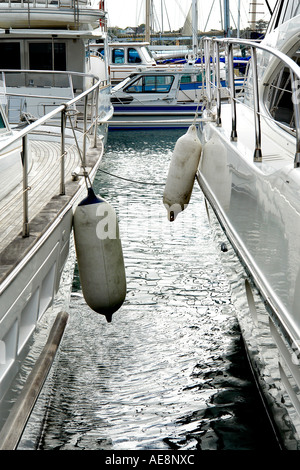 Kotflügel und Reflexionen über zwei weißen Motorboote Stockfoto