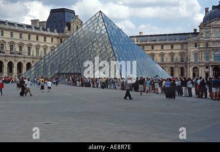 Musée du Louvre Besucher an die Glaspyramide über dem Eingang des Louvre in Paris Frankreich Stockfoto