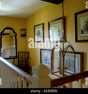 Treppe mit hölzernen Geländer und alten Kunstwerken im 17. Jahrhundert Langhaus Landung Stockfoto