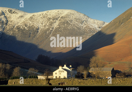 Wasdale Head Inn mit Schnee bedeckt Berg der Säule im Hintergrund, Lake District, Cumbria, England Stockfoto