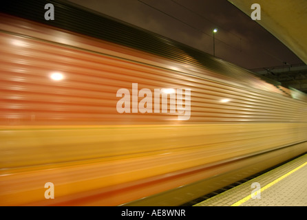 Bahnhof Bahnsteig mit hoher Geschwindigkeit vorbei. Stockfoto