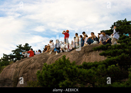 Touristen, Sonnenuntergang in Huangshan-Gebirge lila oder rot Cloud Peak China Stockfoto