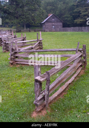 Log-Zaun und Umkleidekabinen am Blue Ridge Parkway, Virginia Stockfoto