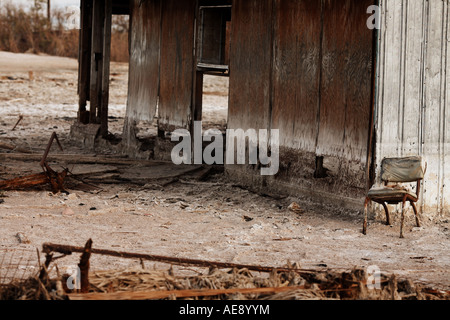 Stuhl in salzigen Schlamm an Bombay Beach Saltonsee Kalifornien USA stecken Stockfoto