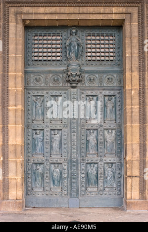 Paris, Frankreich. Kirche von St. Vincent de Paul. Haustür mit Heiligen Stockfoto