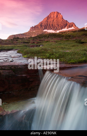 Doppel-Wasserfälle und Mt. Reynolds bei Sonnenaufgang, Logan Pass, Glacier National Park, Montana Stockfoto