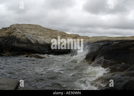 Wasser spritzt gegen die Küste während ein trüber Tag, wie das Wetter ist zu schlecht machen Stockfoto