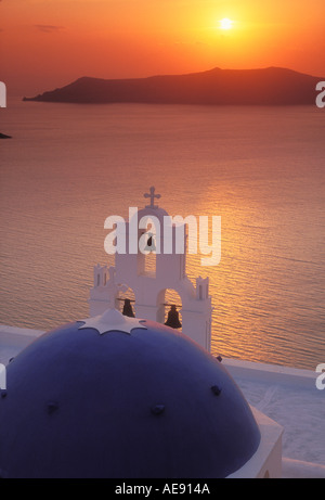 Kirche mit Blick auf Sonnenuntergang über Meer Fira Thira Santorini Griechenland Stockfoto