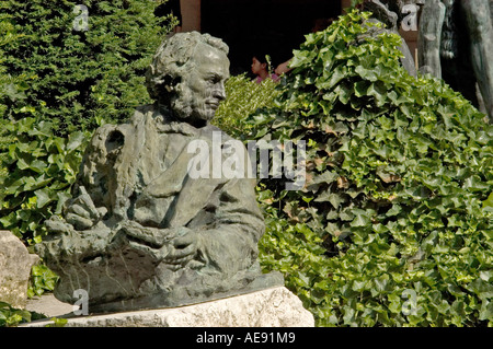 Paris, Frankreich. Musée Bourdelle in der Nähe von Montparnasse. Büste von François Moulenq (Autor) im Skulpturenhof Stockfoto