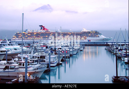 Ein Abend Blick auf die Marina und Kreuzfahrtschiff Carnival Spirit in Seward, Alaska USA angedockt Stockfoto